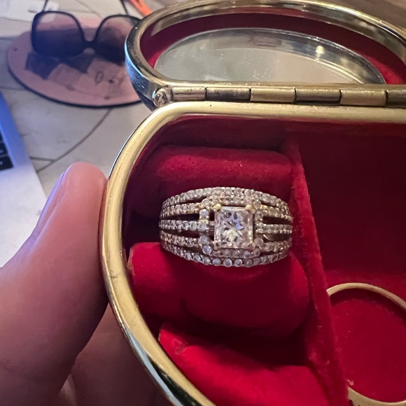 2.1 carat engagement ring with wedding band. - Picture 4 of 6